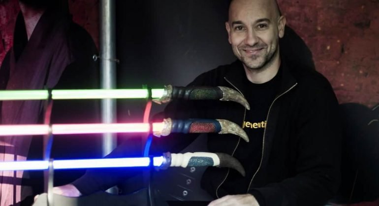 Il valenzano che crea spade laser di Star Wars e addestra Jedi