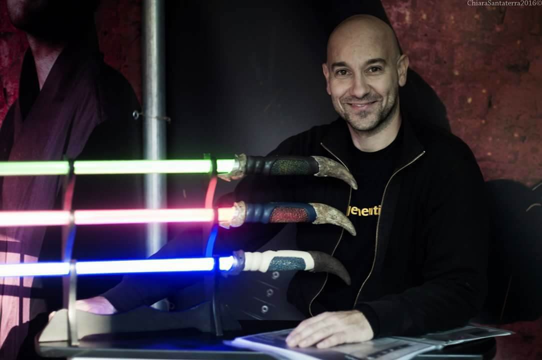 Il valenzano che crea spade laser di Star Wars e addestra Jedi