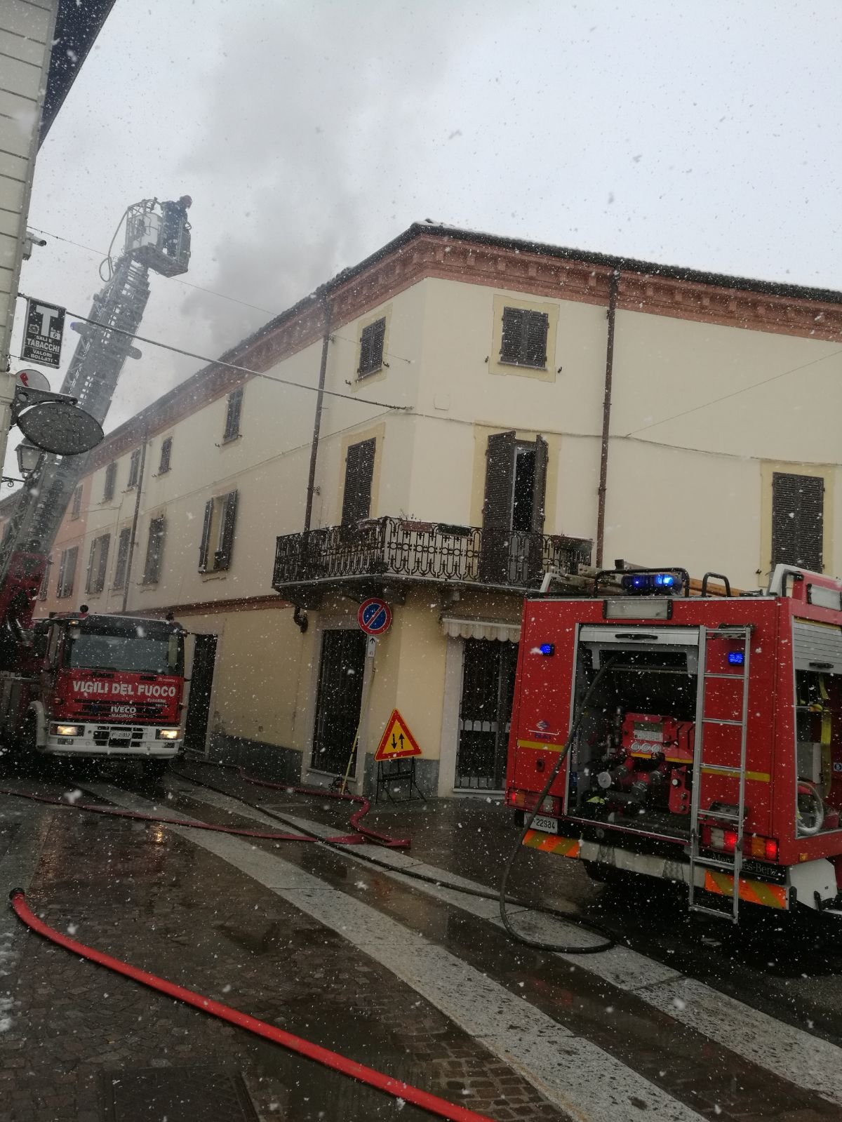 A fuoco tetto di una palazzina di tre piani a Bosco Marengo