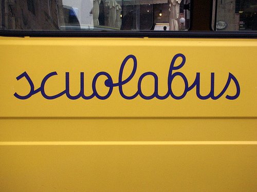 Mezzo scuolabus “decrepito” a Valenza. Comune: ne compreremo uno nuovo
