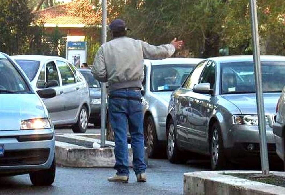 Fermato un parcheggiatore abusivo in piazza Gobetti a Novi Ligure
