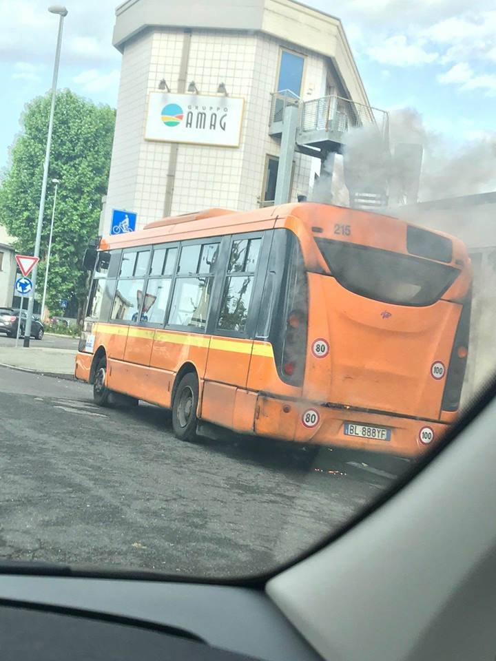 Principio di incendio per autobus in via Piave
