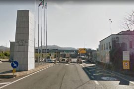 Intonaco del casello di Serravalle cade su auto: chiusa l’entrata per 4 ore