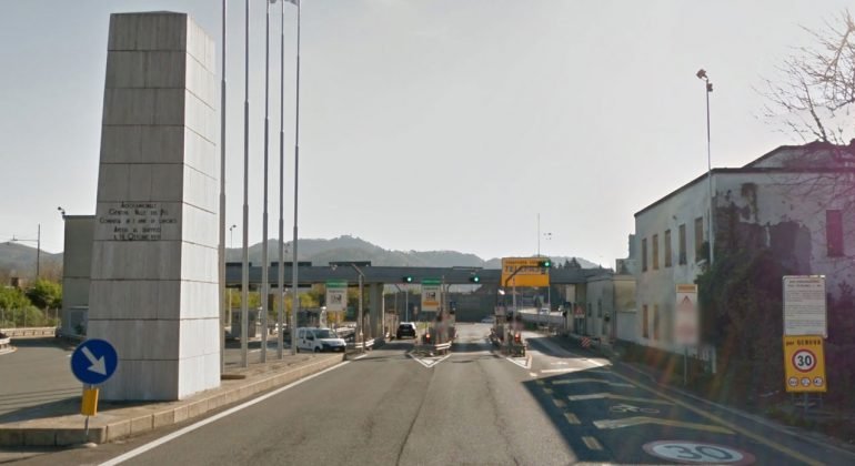 Intonaco del casello di Serravalle cade su auto: chiusa l’entrata per 4 ore