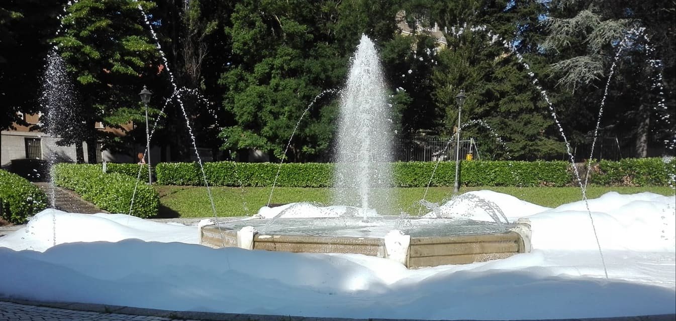Atto vandalico a Tortona: ignoti riempiono la fontana di schiuma