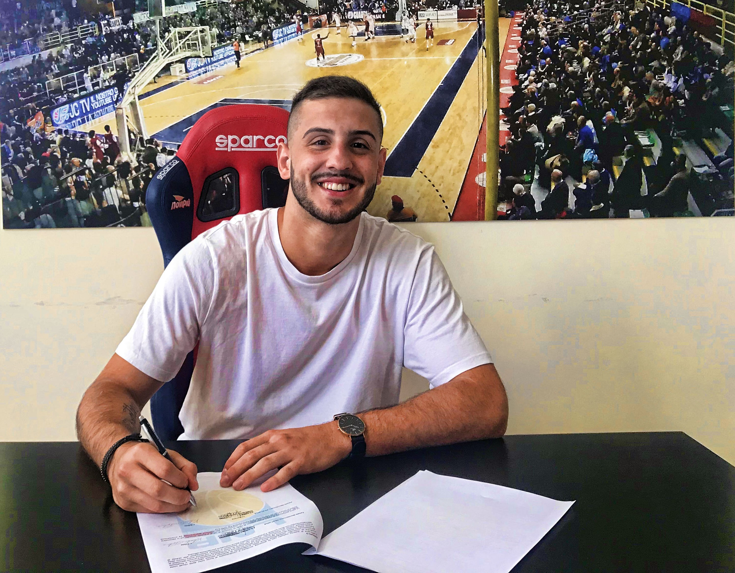 Fabio Valentini firma il suo primo contratto con la Junior