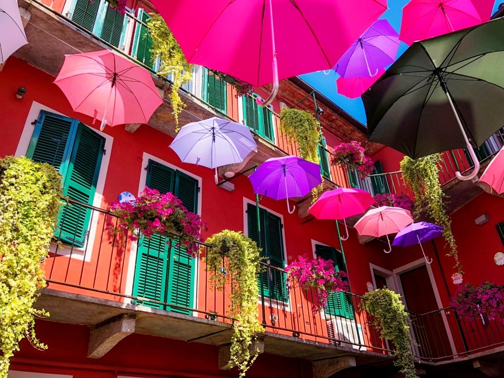 I colorati ombrelli di via Verona vincitori assoluti di Balconi Fioriti