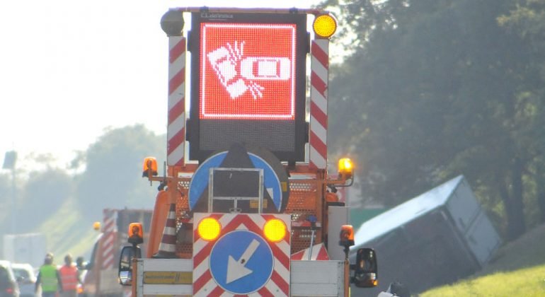 Mezzo pesante si ribalta a Serravalle: disagi al traffico