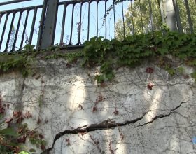 Ponte Tiziano: profonda crepa sul muro laterale. Subito un sopralluogo