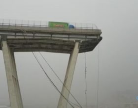 Le immagini del crollo del ponte sulla A10