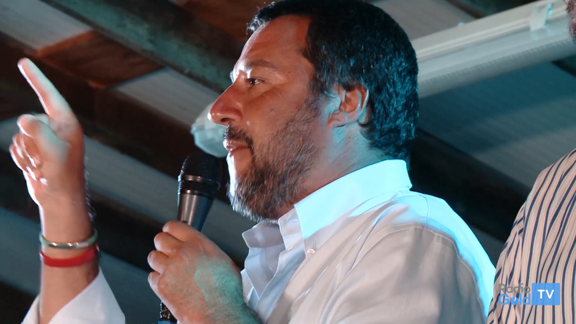 Salvini in mezzo a un fiume di persone spiega la sua rivoluzione