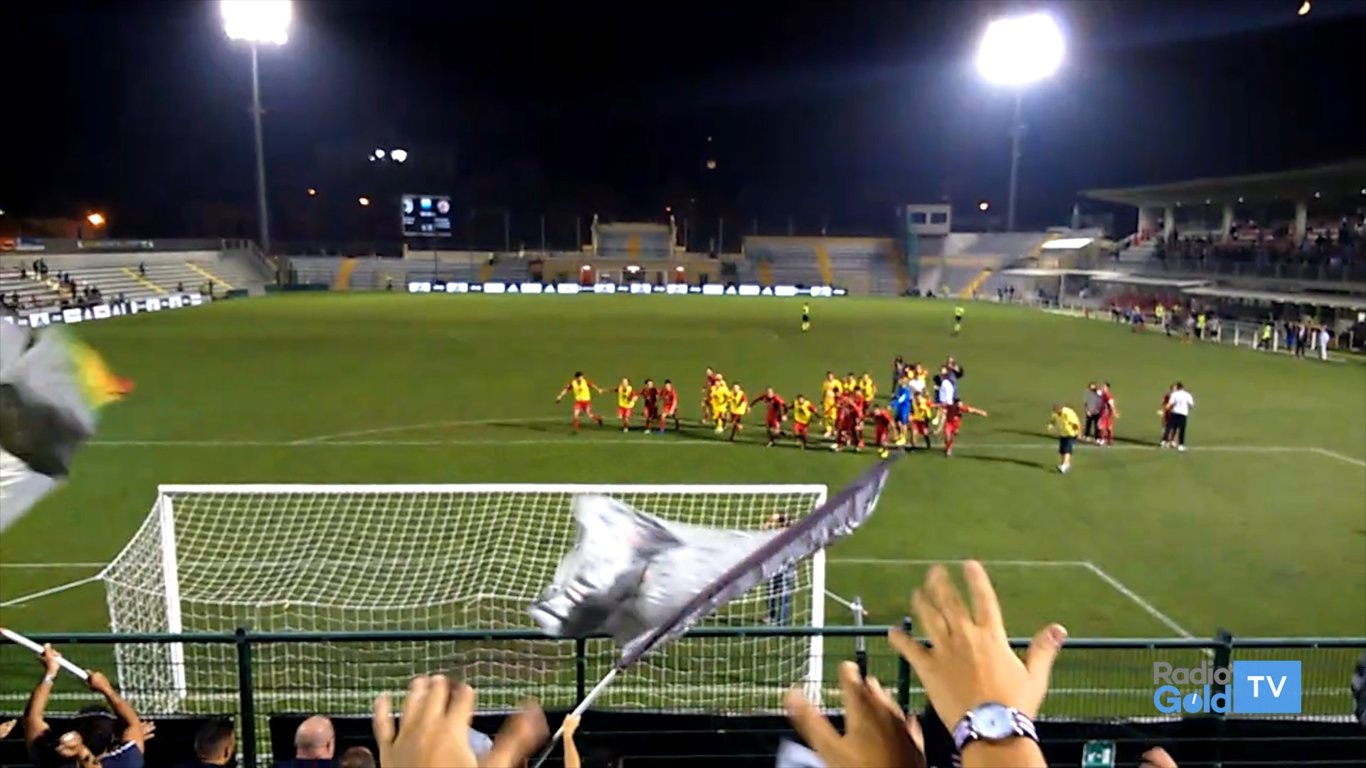 Alessandria: squadra e tifosi uniti nella vittoria. La corsa sotto la Nord