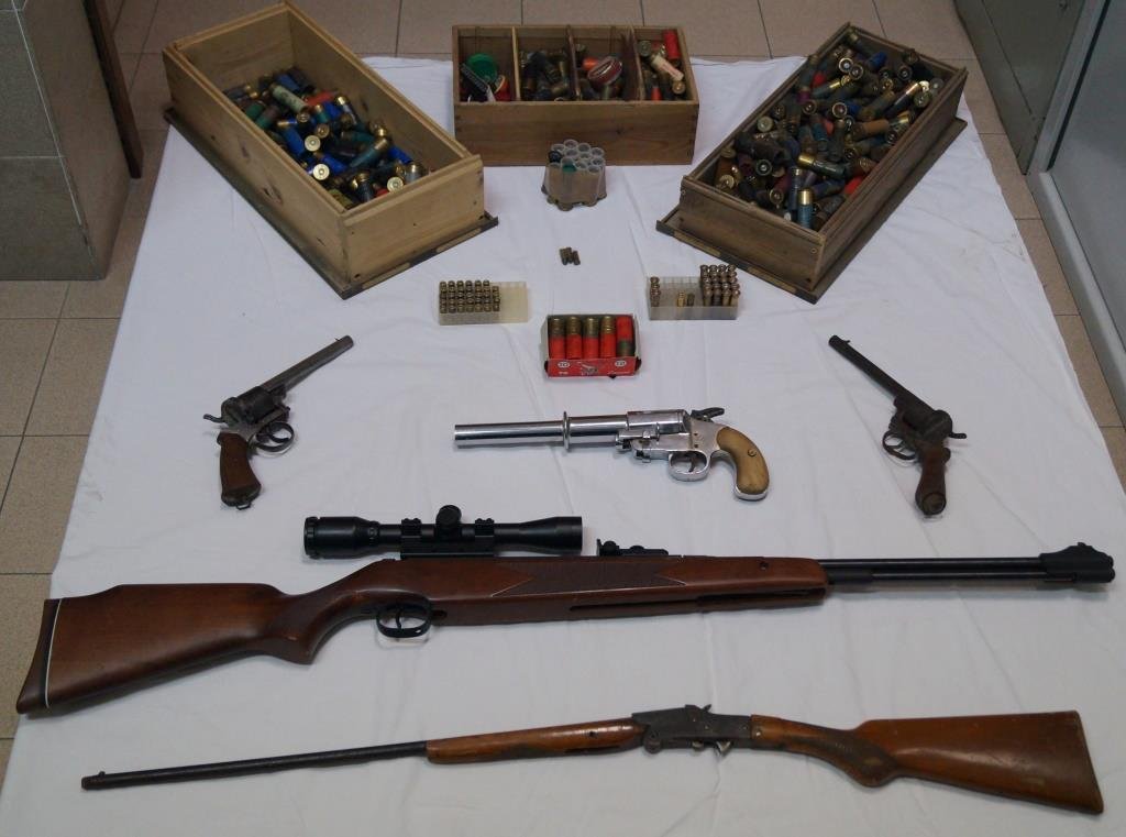 Un arsenale in casa, con armi e munizioni nascoste: in manette un 72enne