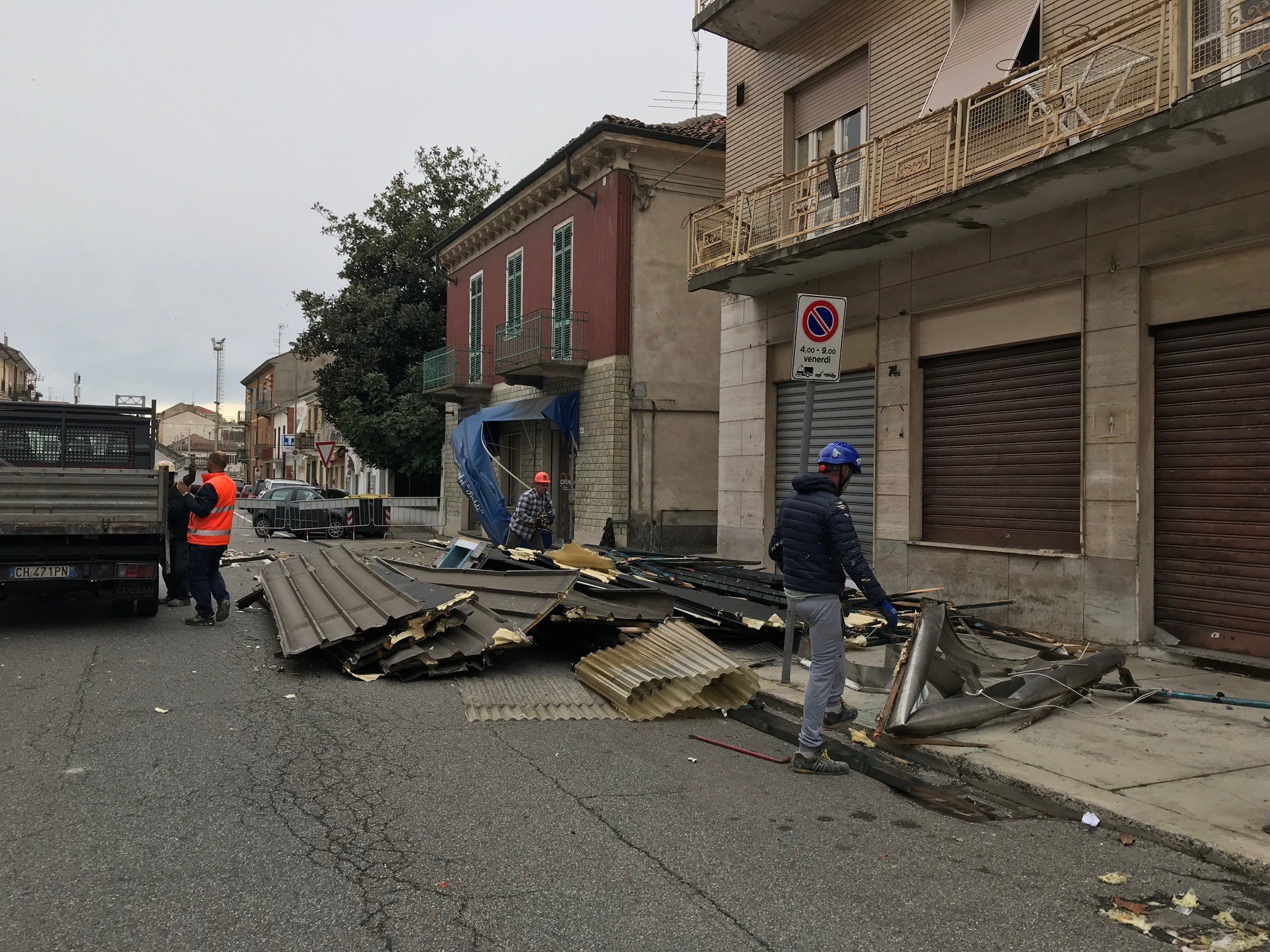 Maltempo: vento scoperchia tetto a Casale. Via Milano transennata