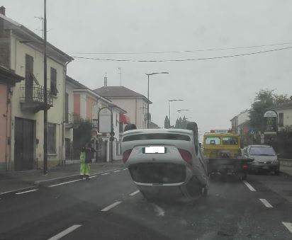 Auto tampona vettura in sosta in via Giordano Bruno e si ribalta