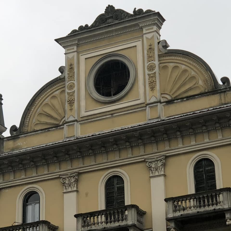 Operai sostituiscono orologio e Piazza Garibaldi resta “senza ora”