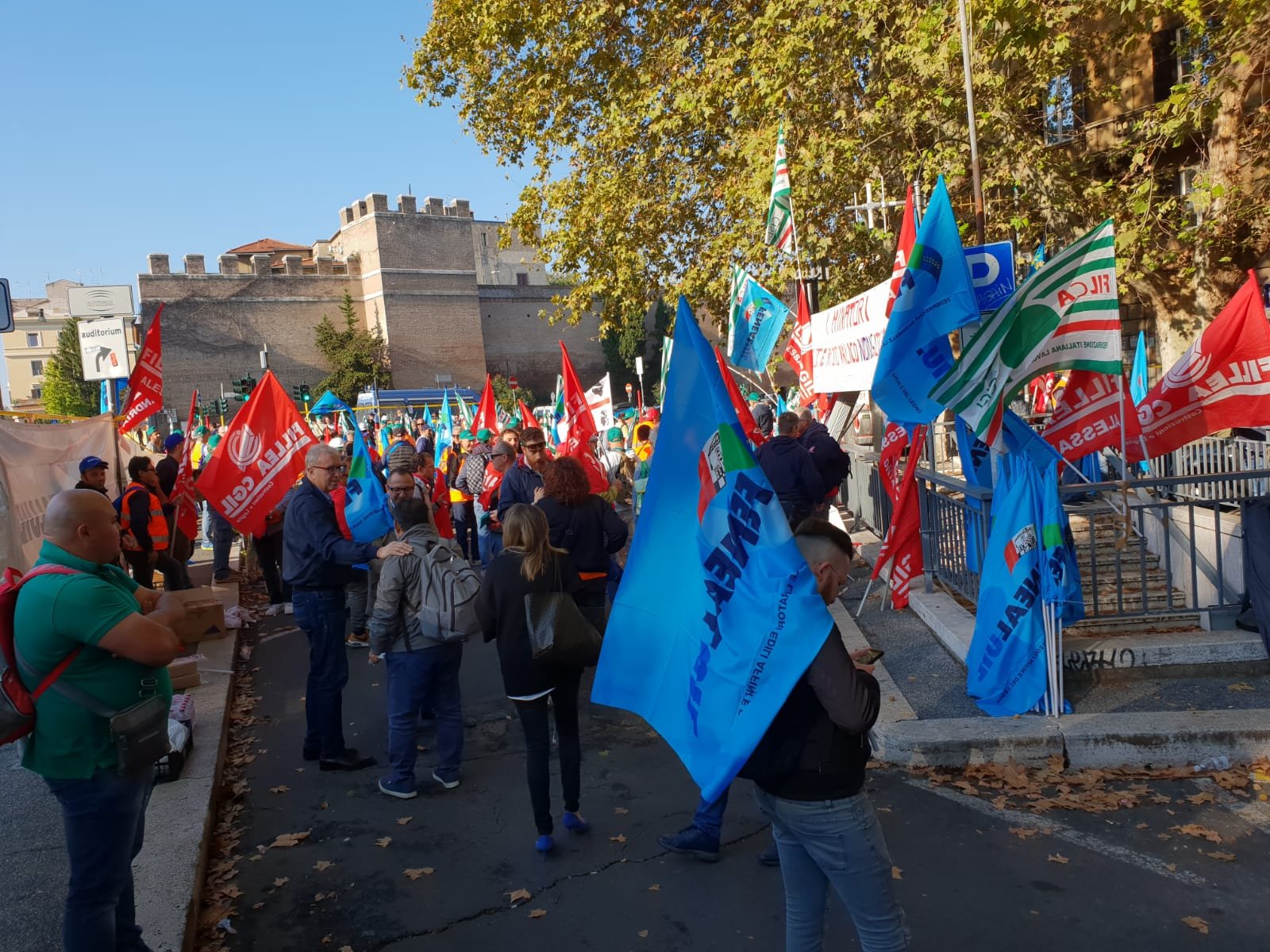 Maxi assemblea dei lavoratori del Terzo Valico per discutere dello sciopero di Roma