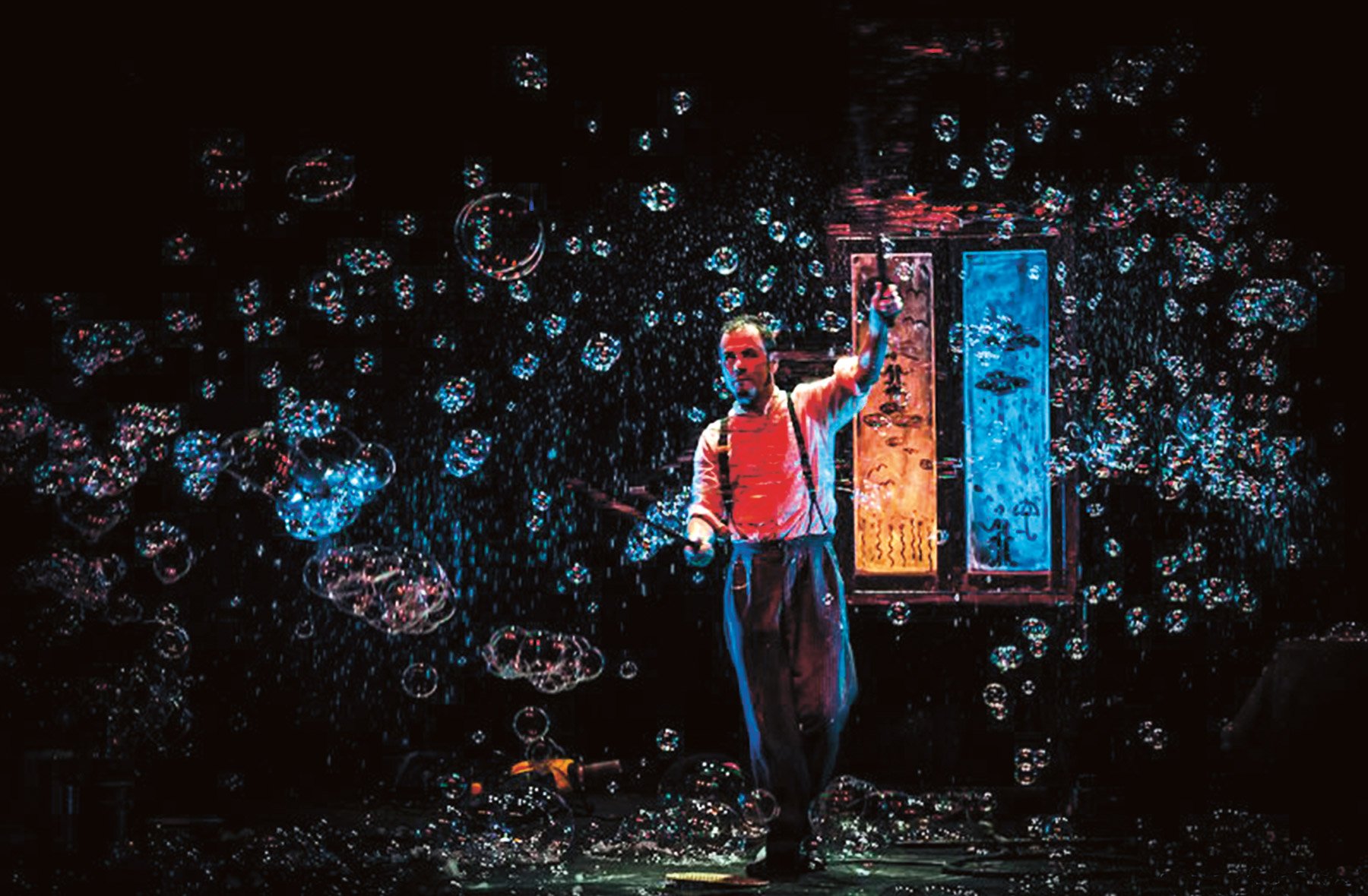 Il Teatro di Valenza si riempie di bolle e magia