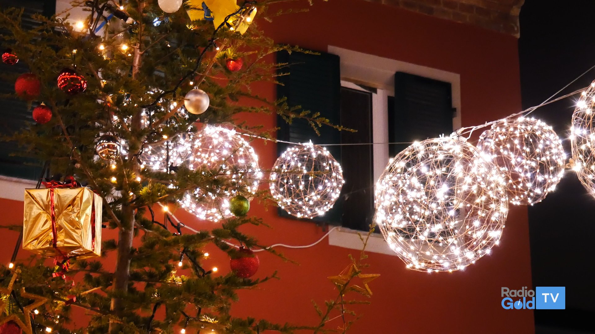 Il cortile del B&B Arcobaleno accende il Natale in via Verona ad Alessandria
