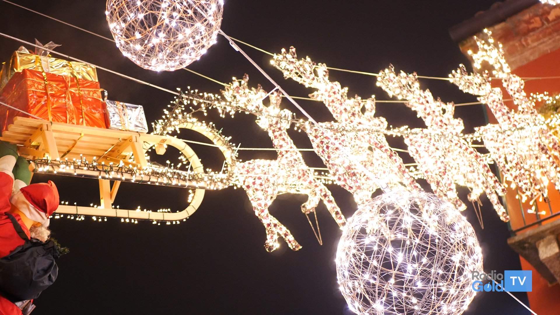 Il cortile del B&B Arcobaleno di Alessandria illumina il Natale in via Verona