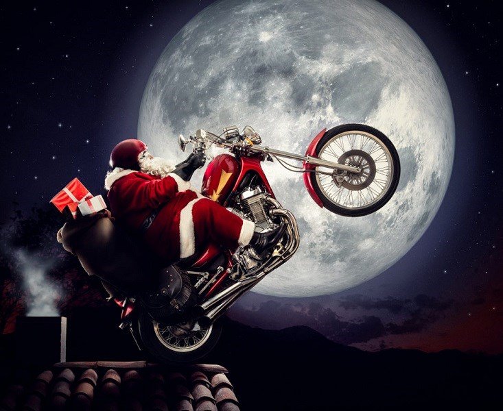 Ad Alessandria Babbi Natale scendono dal cielo e salgono sulle Harley Davidson
