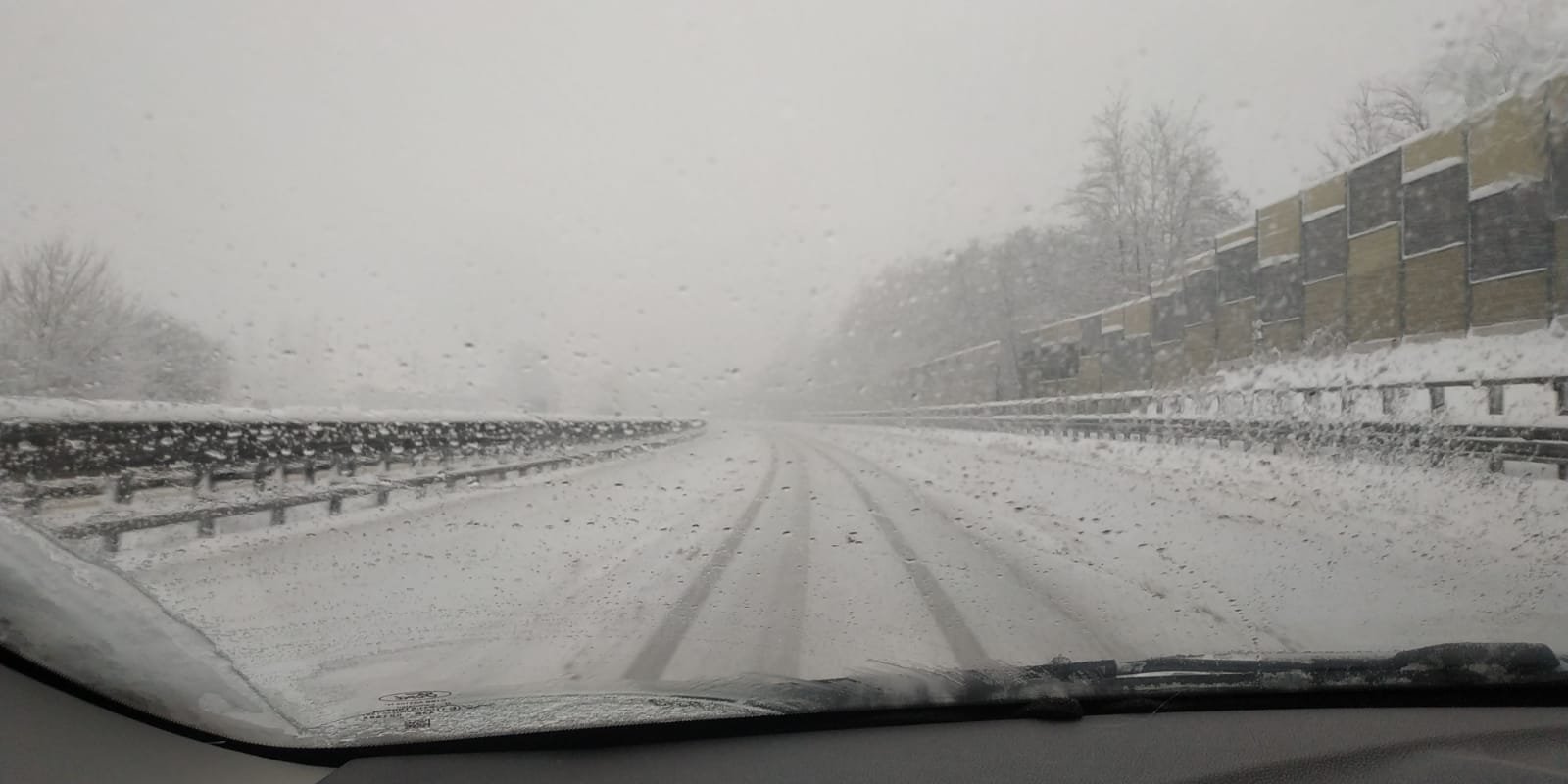 Primi problemi sulle autostrade per la neve: divieto temporaneo di circolazione per i mezzi pesanti