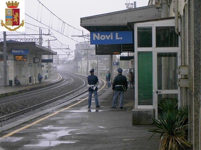 Vuole gettarsi sui binari mentre passa il treno: salvato dalla Polfer di Novi