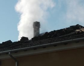 In fiamme il tetto di una villetta a Novi
