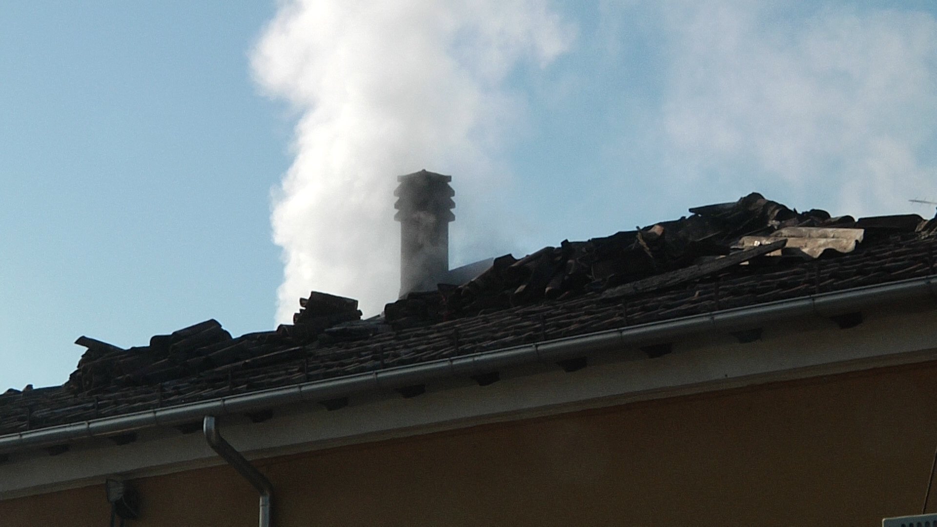 In fiamme il tetto di una villetta a Novi