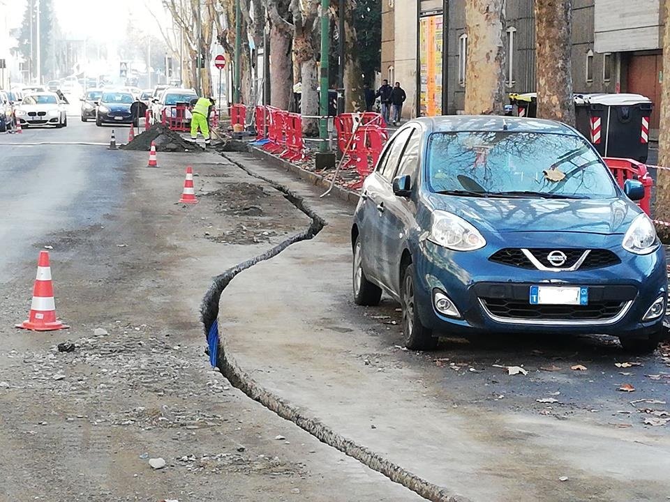 Ad Alessandria scavi attorno all’auto parcheggiata in divieto