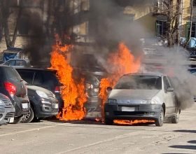 Auto a fuoco vicino allo Scientifico: danni anche ad alcuni veicoli parcheggiati