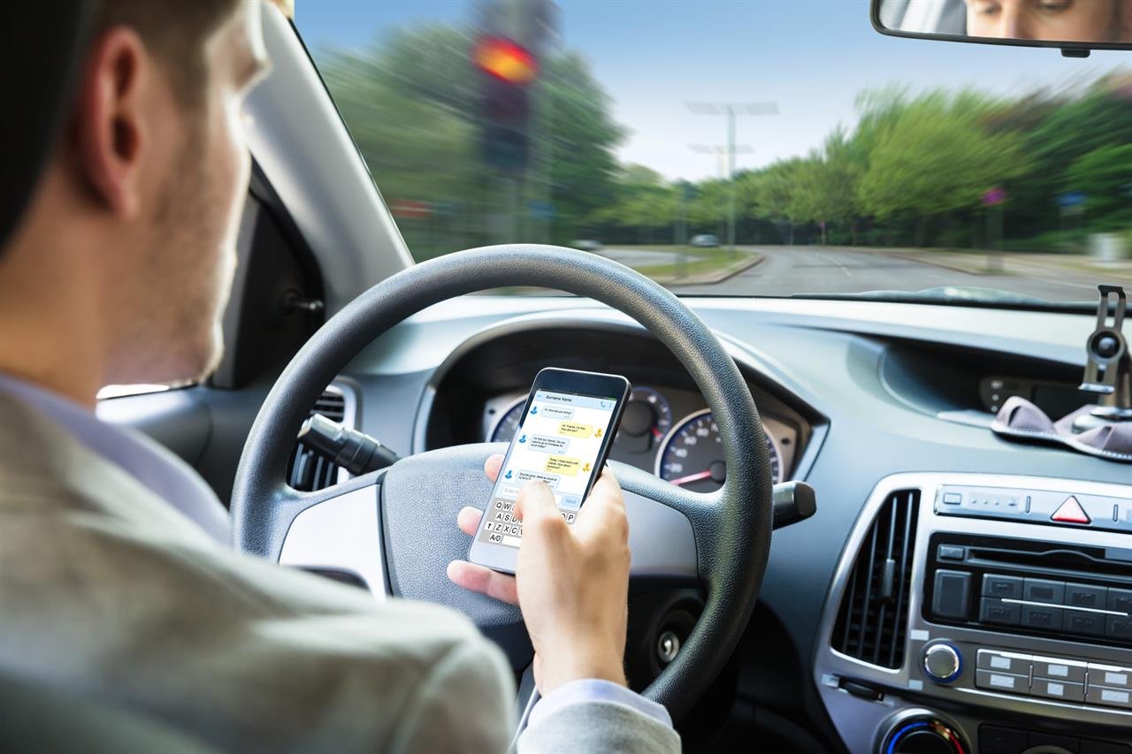 Indagine Anas: il 10% degli italiani gira un video col cellulare mentre guida. I dati del Piemonte