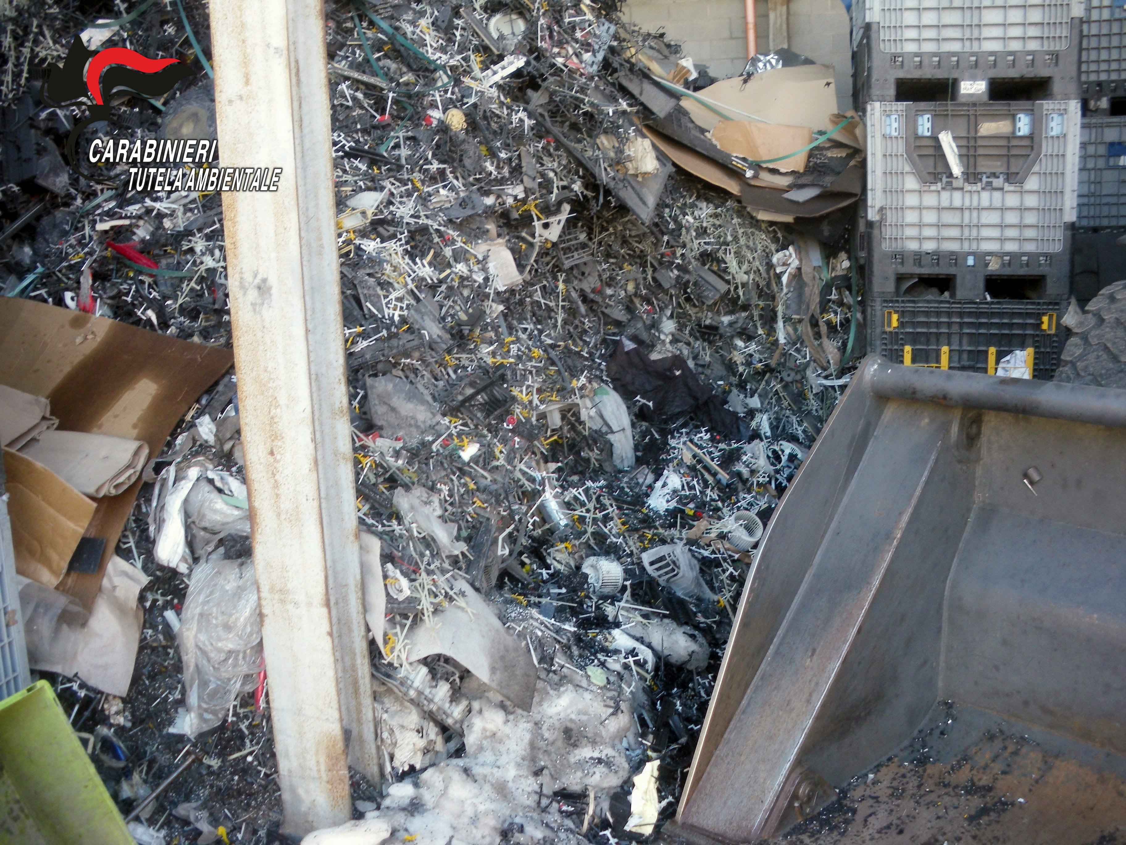 Noe sequestra 3 mila tonnellate di rifiuti plastici in un capannone nel Tortonese