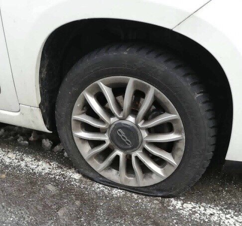 Vandali a Valenza: tagliati pneumatici ad auto in sosta