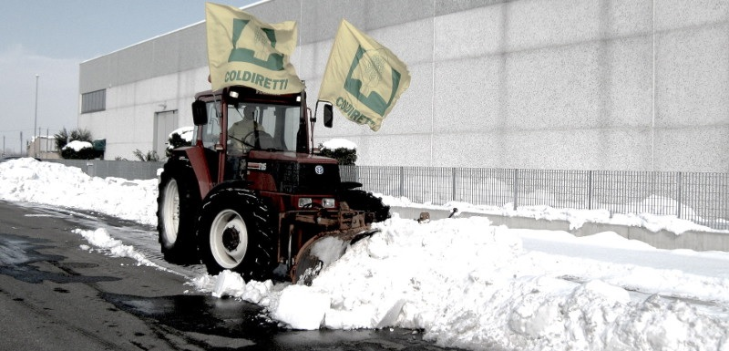 Trattori Coldiretti in azione per spazzare la neve