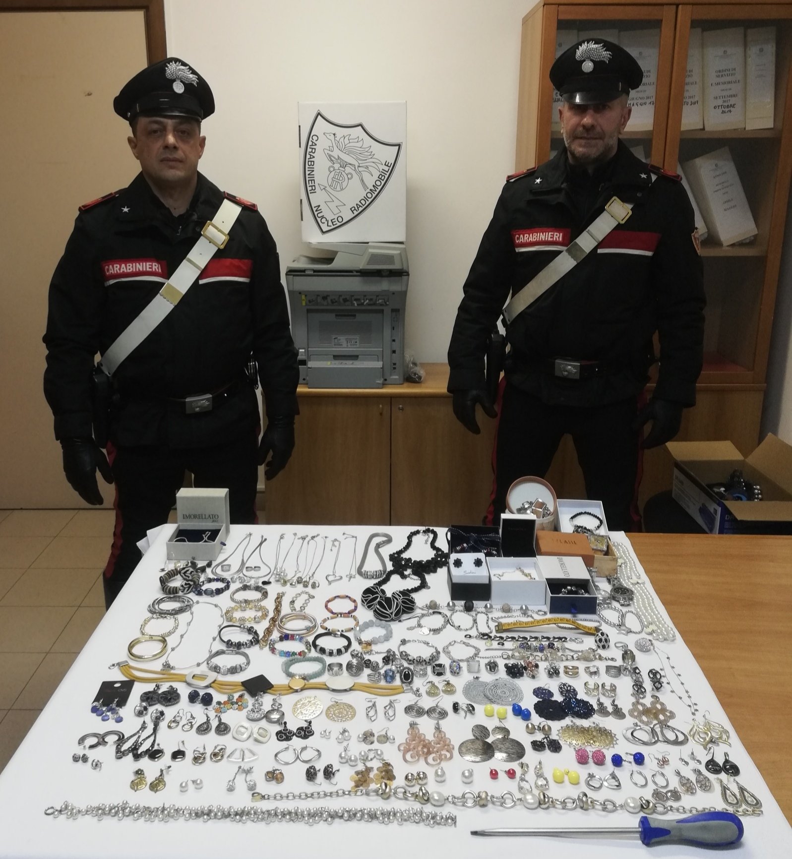 Carabinieri bloccano banda dopo furto in un appartamento e recuperano refurtiva