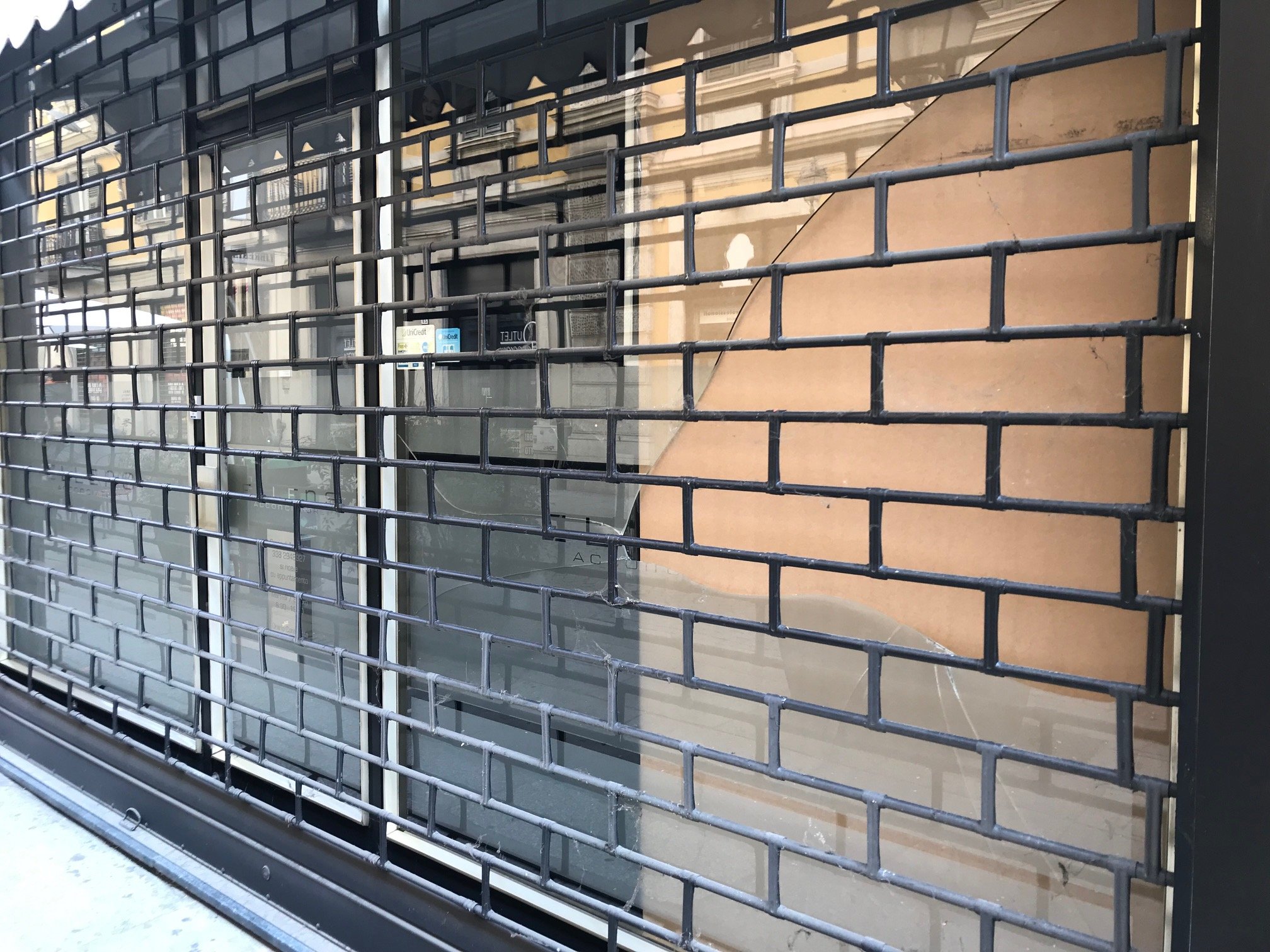 Centro di Alessandria ancora ferito: vetrina rotta da Ellens Acconciature