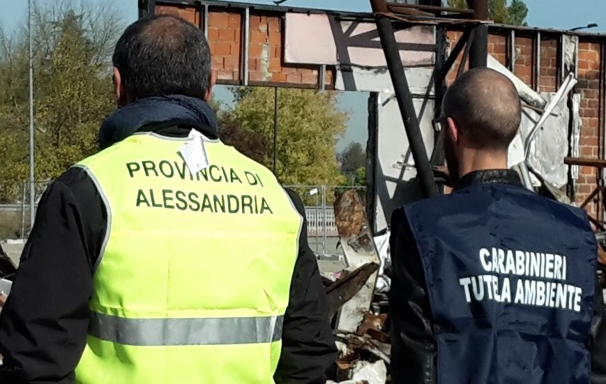 Carabinieri del Noe trovano detriti con amianto in azienda tortonese