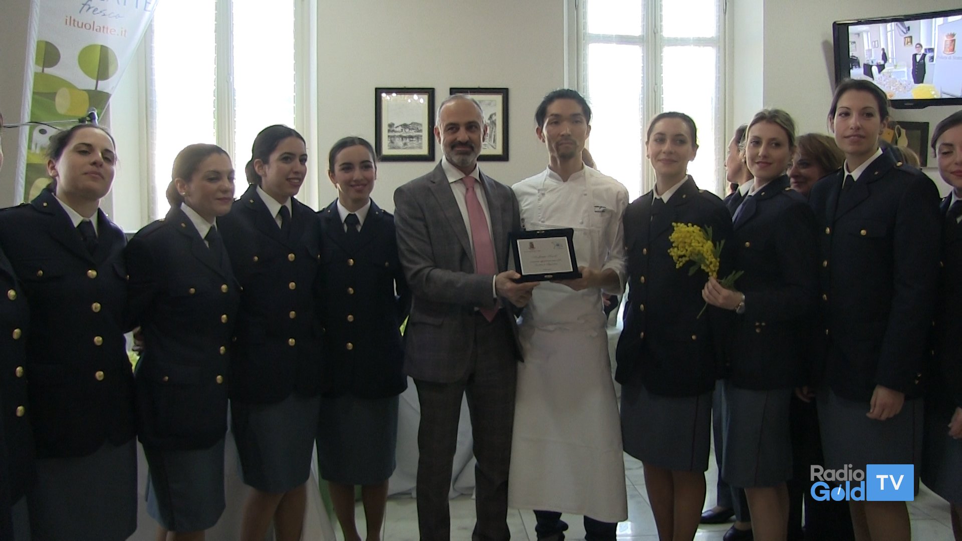 Le donne della Polizia “accerchiano” chef Kuroda per una speciale Festa dell’8 Marzo