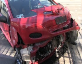 Violento impatto tra auto e furgone in via Parini