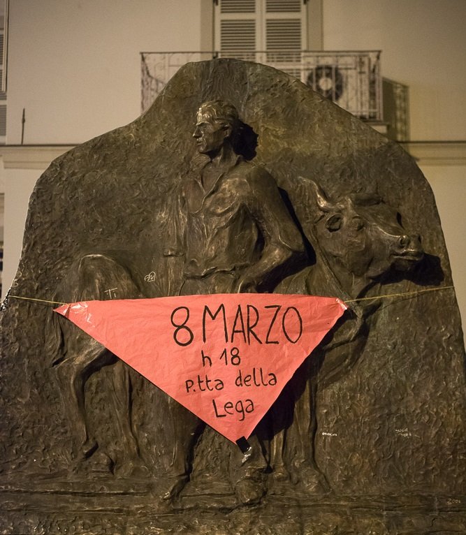 8 marzo: fazzoletti rosa ad Alessandria per lo sciopero delle donne