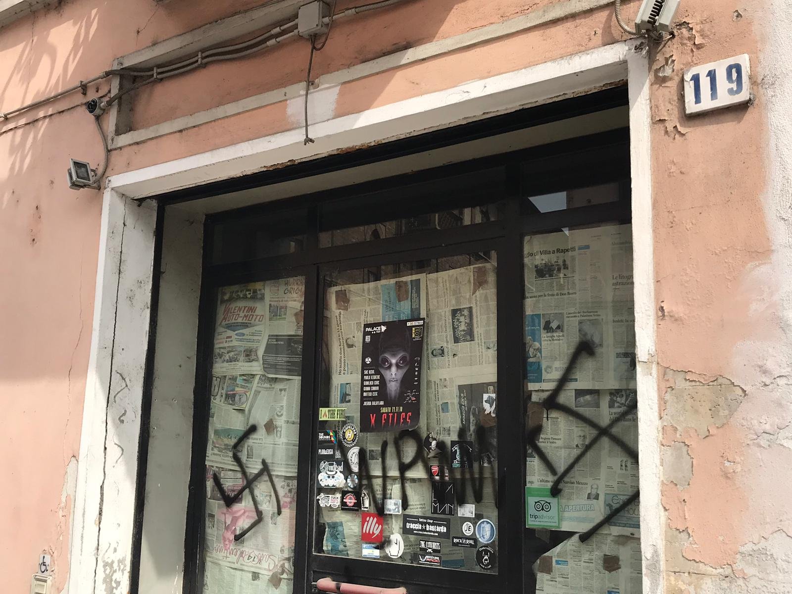 Svastiche su una vetrina in via Vochieri ad Alessandria