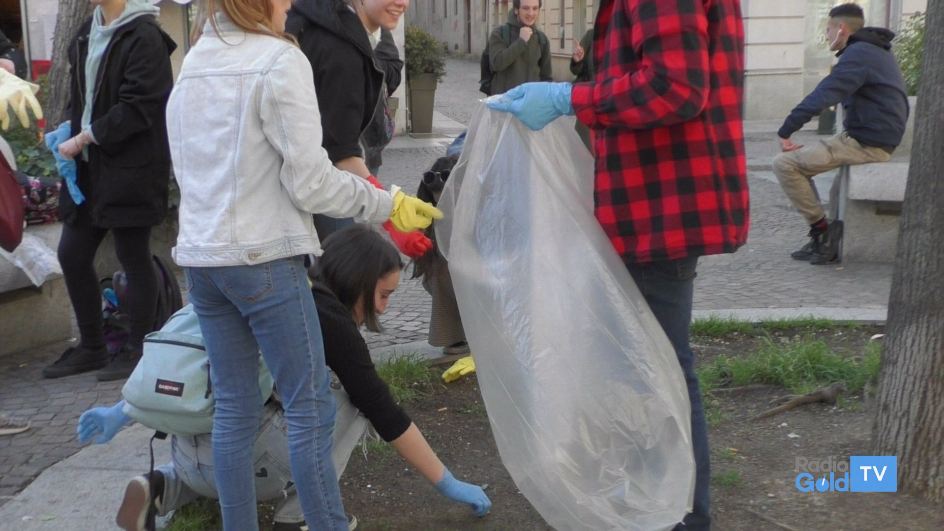 Con guanti e sacchetti gli studenti di Alessandria puliscono le vie del centro