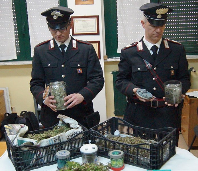 Cassette per la frutta e barattoli pieni di marijuana: arrestato 45enne