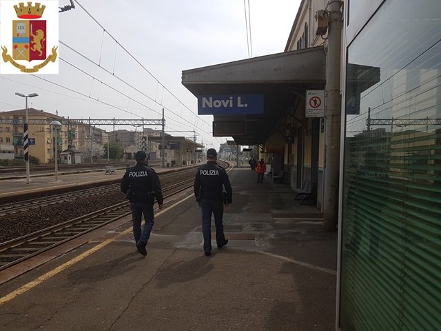 Inveisce contro i poliziotti durante un controllo sul treno: 30enne nei guai