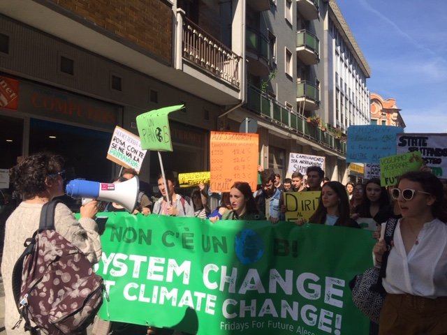 Ad Alessandria gli studenti tornano a marciare per il clima: “Lasciateci respirare il nostro futuro”