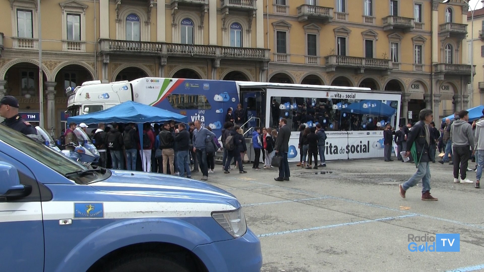 In piazza Garibaldi il Truck della Polizia Postale “Una vita da social”