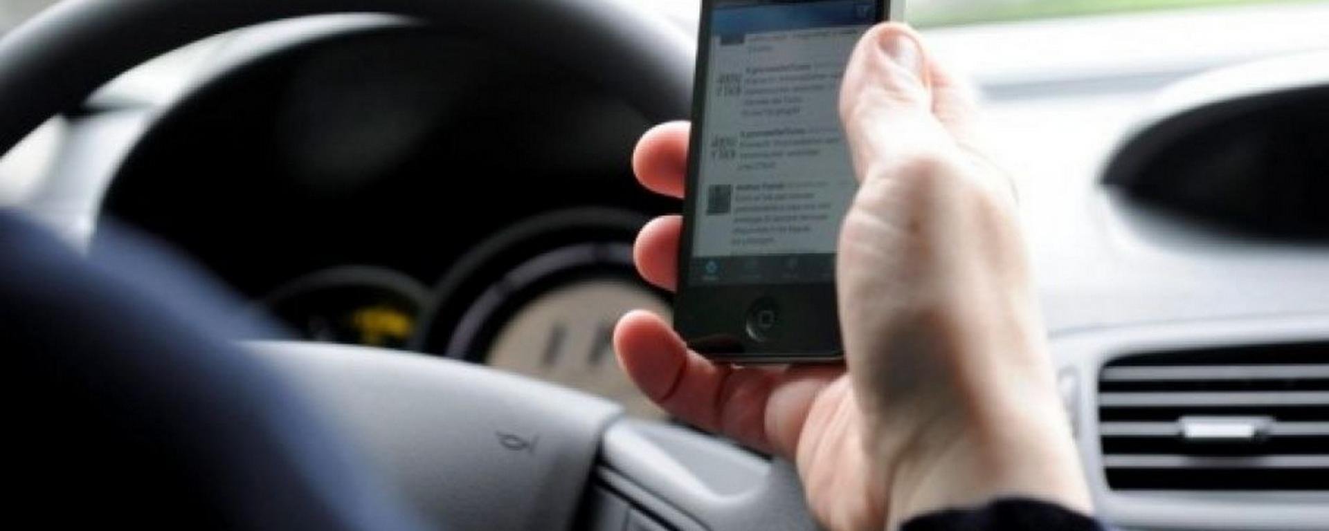 Codice della strada: multe più salate per chi usa il cellulare alla guida