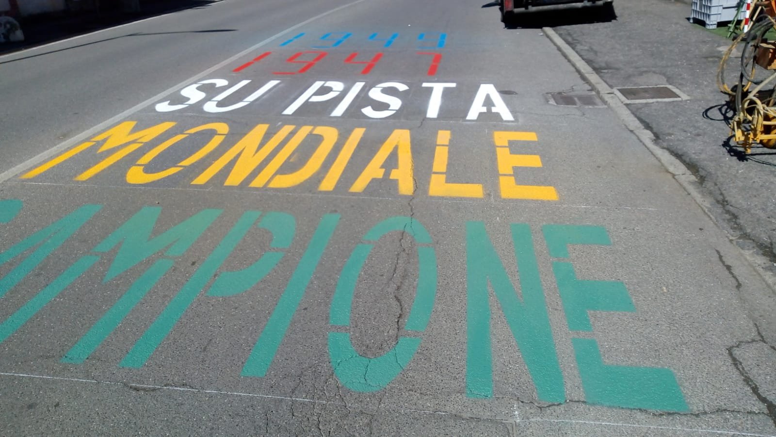 Scritte sulle strade di Tortona per celebrare Coppi durante il Giro
