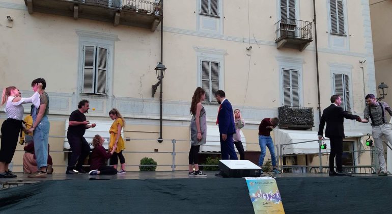 “Society – Hypocrisy” il Teatro Fisico secondo Quizzy Teatro